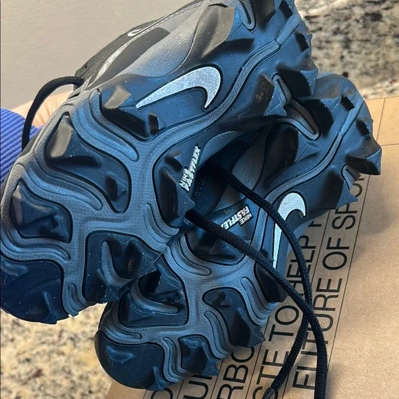 Nike Black Football or Lacrosse Shoes - Picture 3 of 8